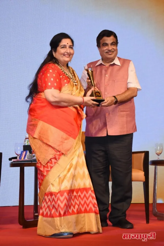 Padmashri Dr.Anuradha Paudwal receives the Maharashtra Gaurav Puraskar - Maharashtra Ki Shaan from Nitin Gadkari 