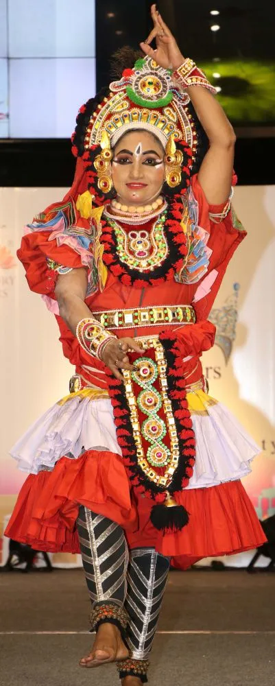 सेलेब्स ने मिस और मिसेज टियारा इंडिया के सेमीफाइनल में ठाणे के लैंडमार्क कार्स में शिरकत की 
