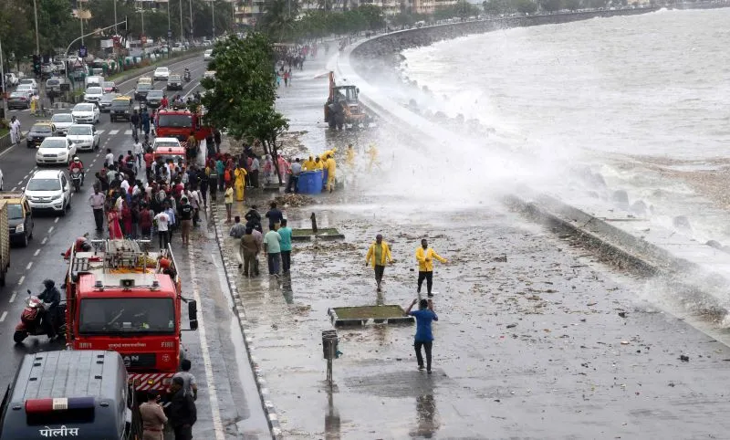 मुंबई में हाई टाइड से मरीन ड्राइव में डूबे 2 लोगों में से एक की मौत, एक लापता