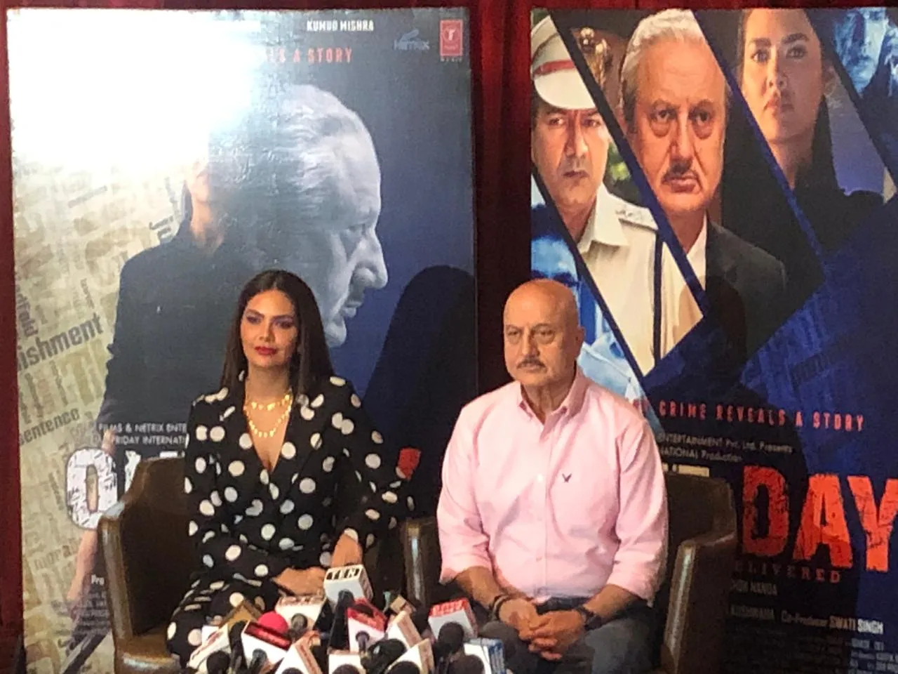 दिल्ली में आयोजित वन डे जस्टिस डिलीवर की प्रेस कॉन्फ्रेंस में शामिल हुए अनुपम खेर और ईशा गुप्ता