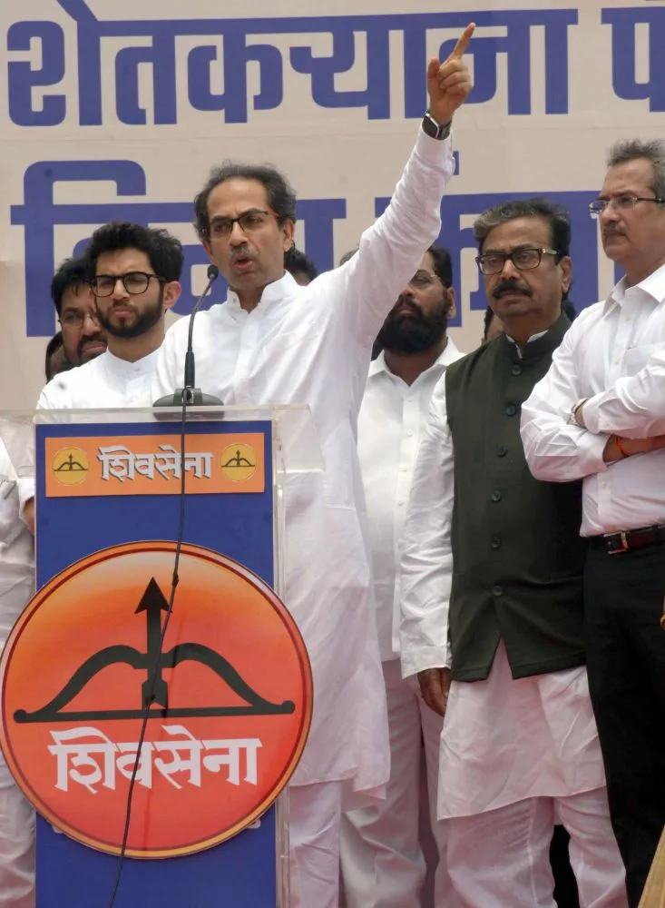 शिवसेना अध्यक्ष उद्धव ठाकरे पार्टी कार्यकर्ताओं के साथ बीमा कंपनियों के खिलाफ मुंबई में किसानों के प्रीमियम दावों के लिए विरोध रैली में भाग लिया
