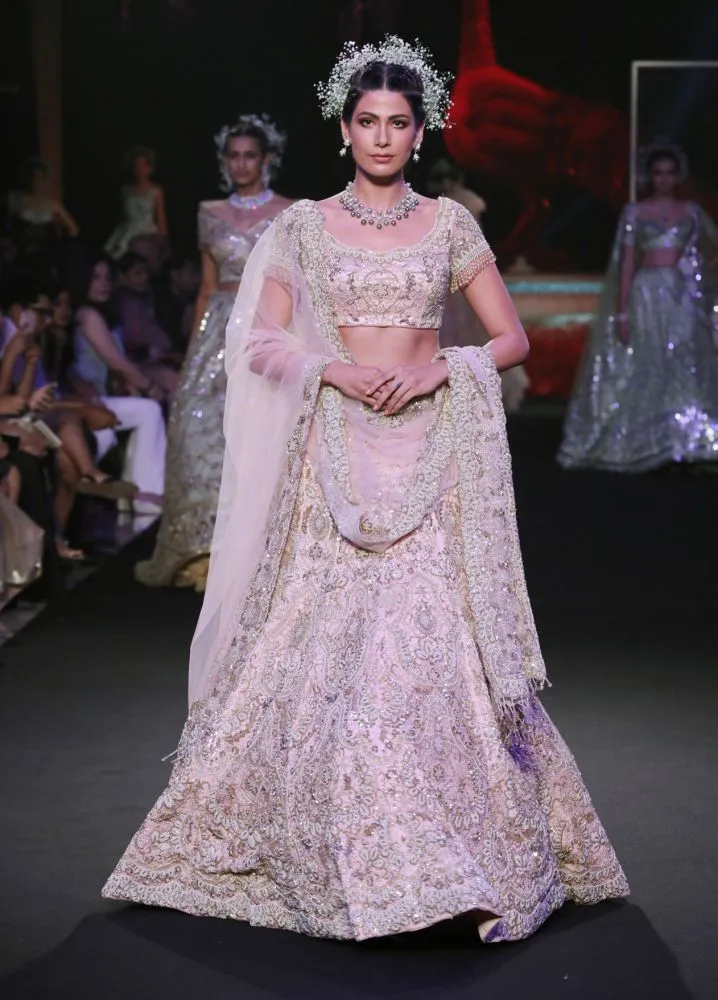 FDCI इंडिया कॉट्योर वीक 2019 में सुनीत वर्मा ने दिखाया अपना नया कलेक्शन अमारा