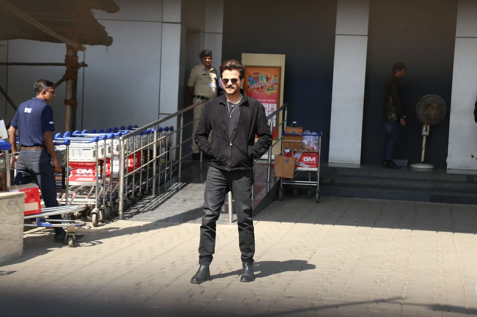 बता दें कि इस फिल्म में अनिल कपूर भी अहम भूमिका मे नजर आने वाले हैं. उन्होंने भी ब्लैक कलर के आउटफिट से अपने लुक को कंप्लीट किया है. सोशल मीडिया पर तीनों स्टार्स की पिक्स वायरल हैं.