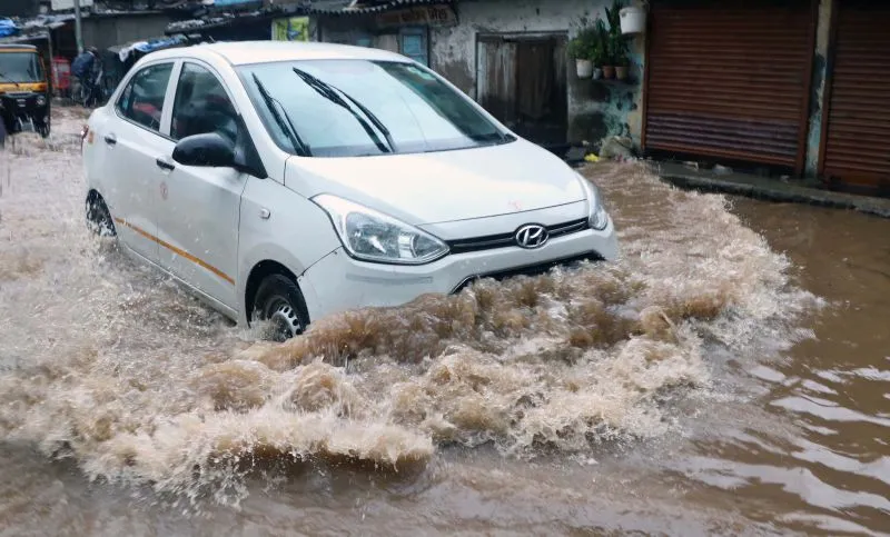 मुंबई में भारी बारिश की वजह से सड़कों पर भरे पानी में फंसी गाड़ियां