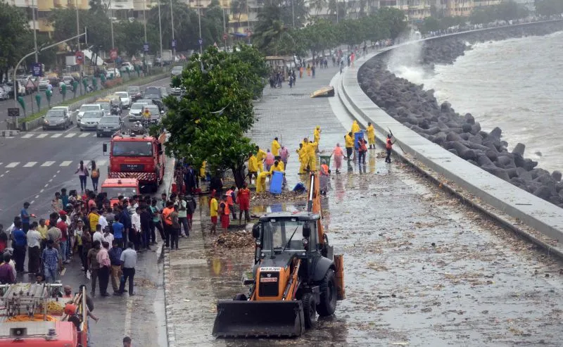 मुंबई में हाई टाइड से मरीन ड्राइव में डूबे 2 लोगों में से एक की मौत, एक लापता