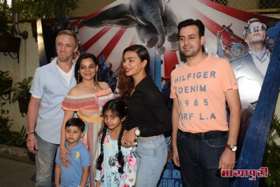 मुंबई में डिज्नी फिल्म डम्बो की स्पेशल स्क्रीनिंग में अपने बच्चों के साथ शामिल हुए टीवी के सितारे