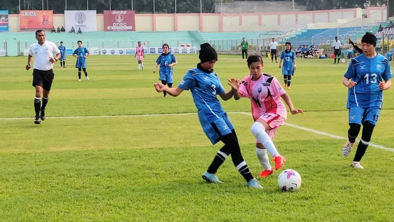 बाँग्लादेश और मणिपुर की लड़कियों ने फुटबॉल में मारी बाजी
