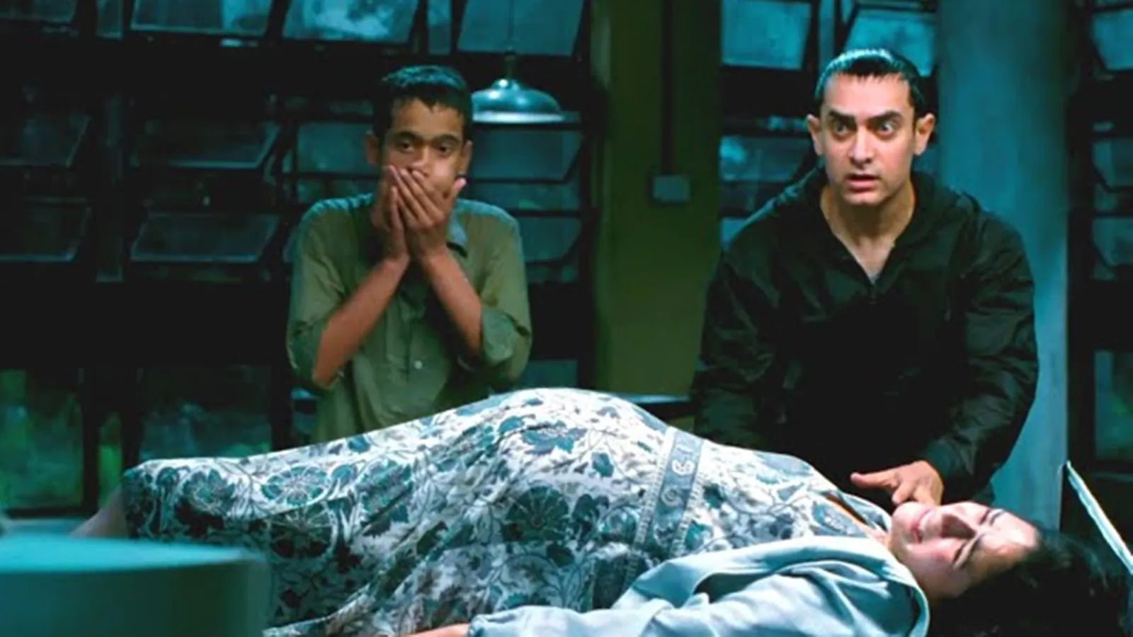 A still from Rajkumar Hirani's 3 Idiots featuring Aamir Khan and Mona Singh.