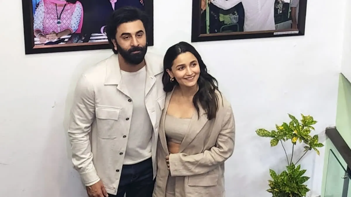 Video of Ranbir Kapoor, Alia Bhatt waiting in queue to see Ram Lalla goes  viral | WATCH – India TV