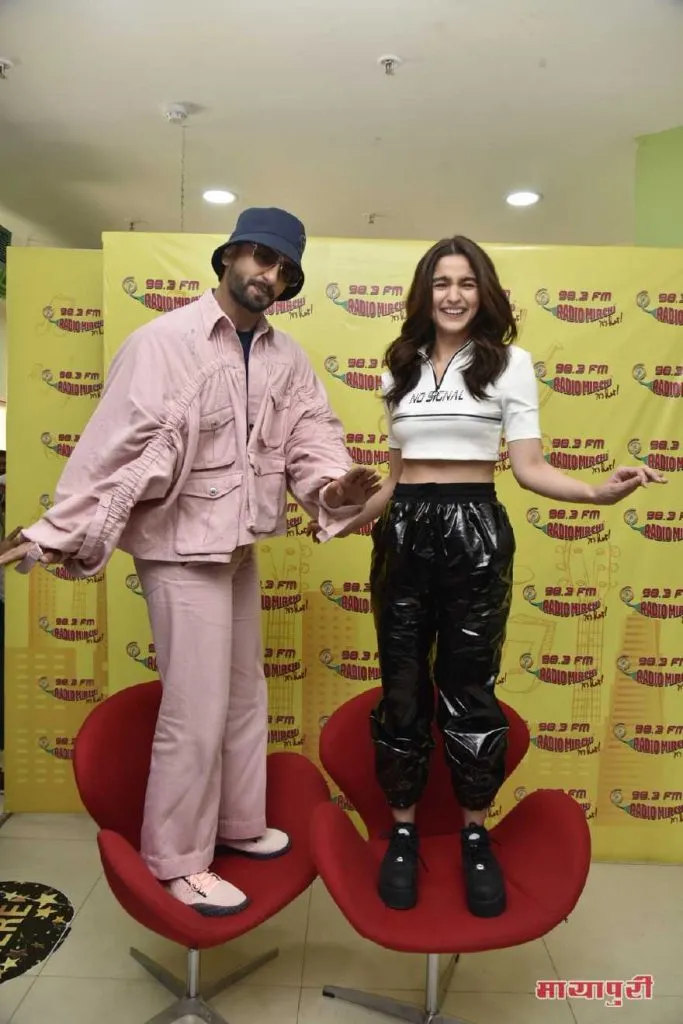 रेडियो मिर्ची स्टूडियो में अपनी फिल्म गली बॉय को प्रमोट करने पहुंचे रणवीर सिंह और आलिया भट्ट