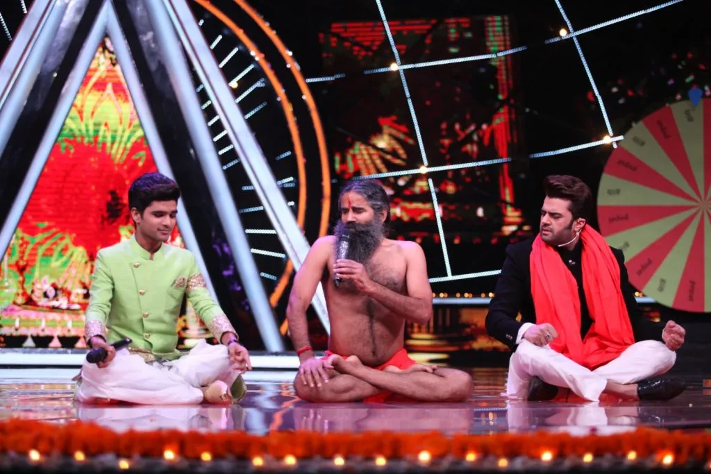 Salman Ali and Maniesh Paul learn yogasan from Ramdev Baba