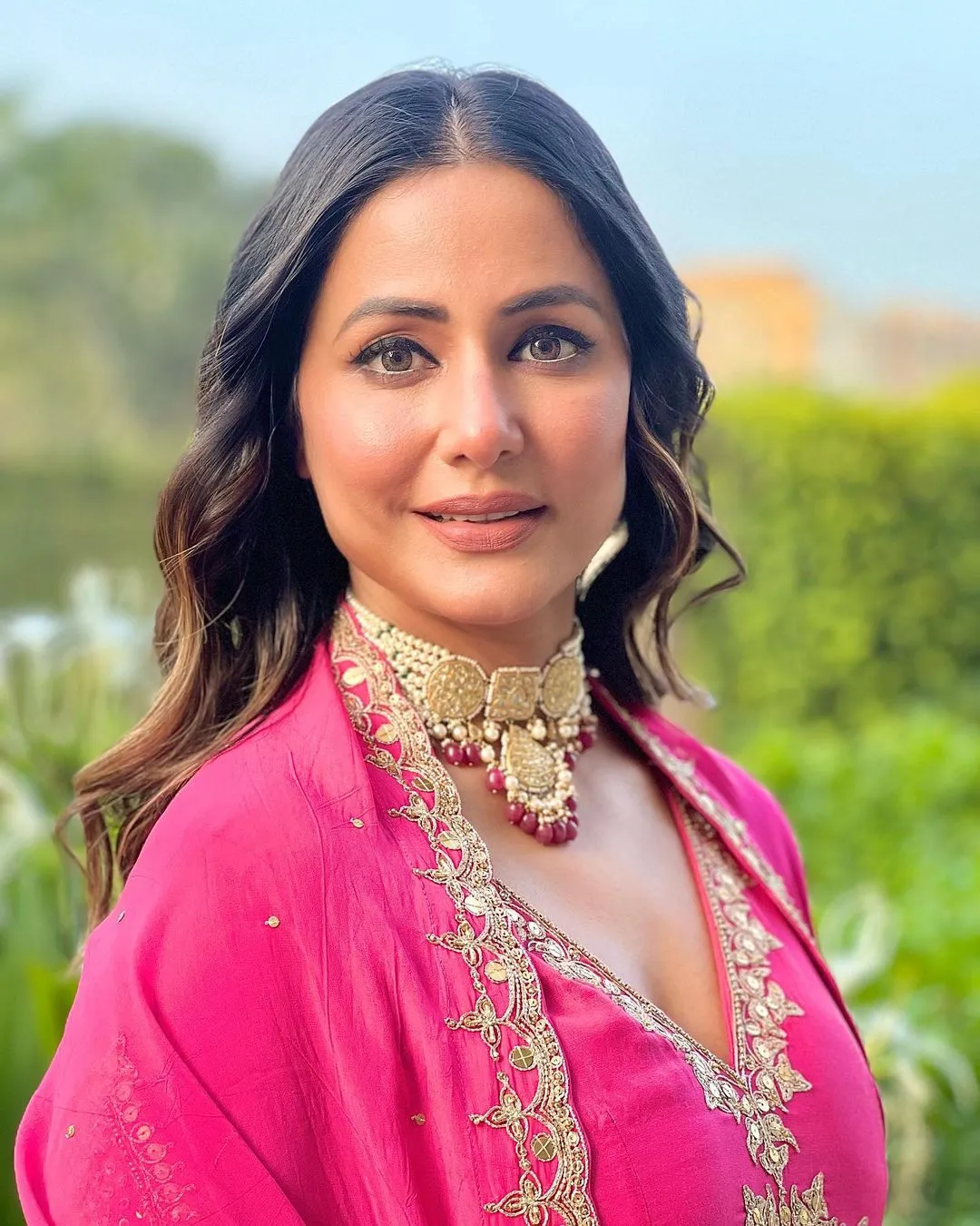 Hina Khan गंगा घाट पर घूंघट में घूमती आईं नजर, शेयर किया वीडियो 