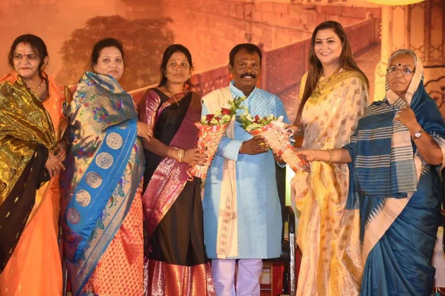 श्रीमती अस्मिता दिघावकर के श्रद्धाजंलि समारोह में महिलाएं सम्मानित