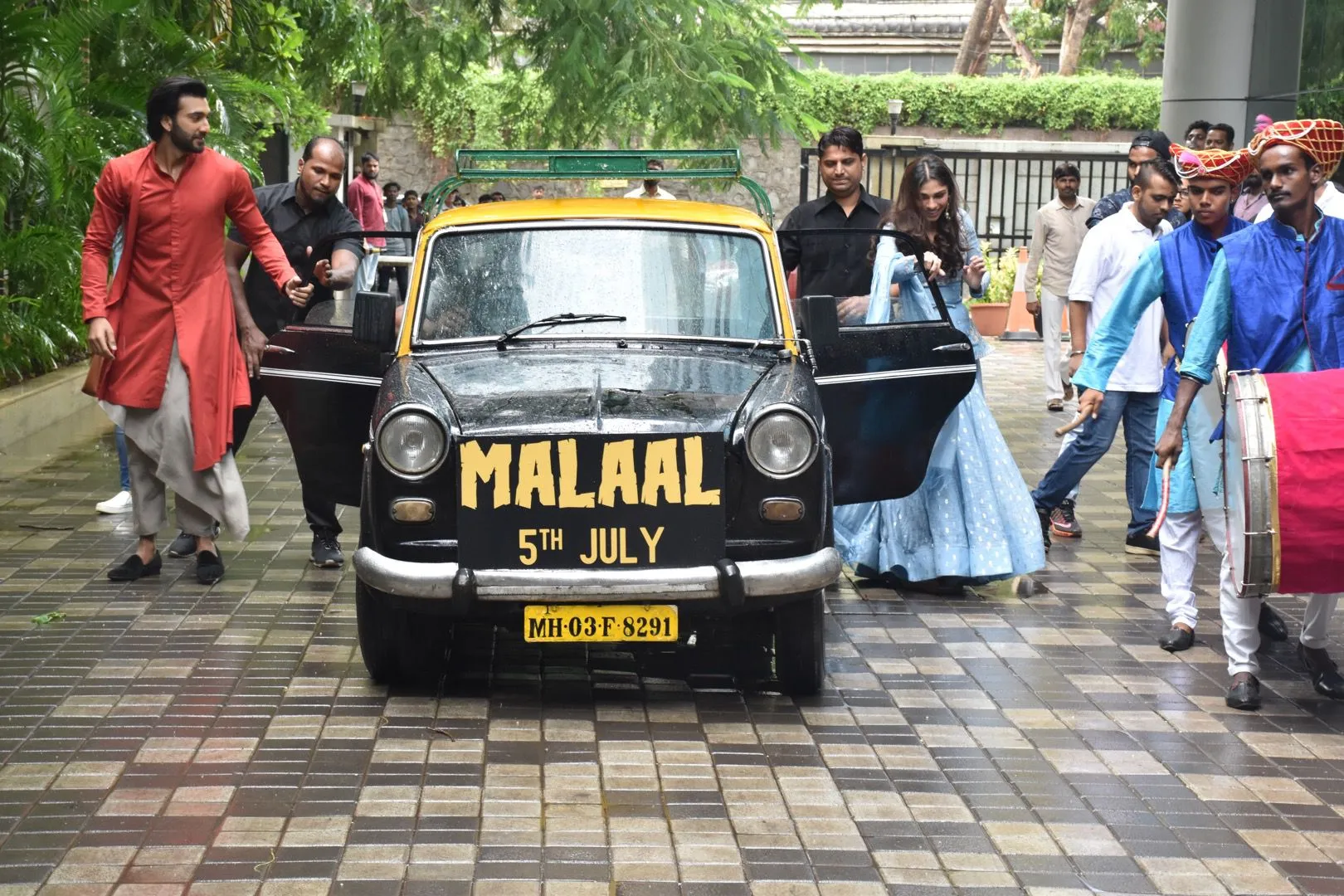 मुंबई में मीज़ान और शर्मिन ने लॉन्च किया फिल्म मलाल का नया गाना उढाल हो