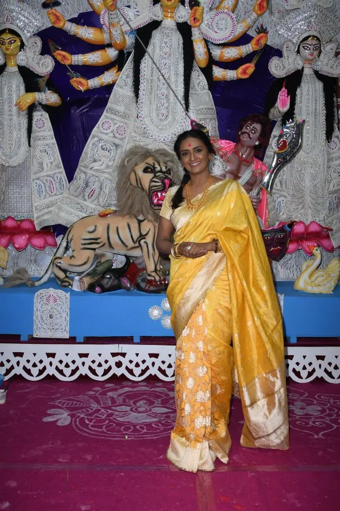 Photos: ‘कलर्स मलाड वेस्ट सरबोजोनिन दुर्गोत्सव 2019’ की षष्ठी पूजा में पहुंचे सेलेब्स