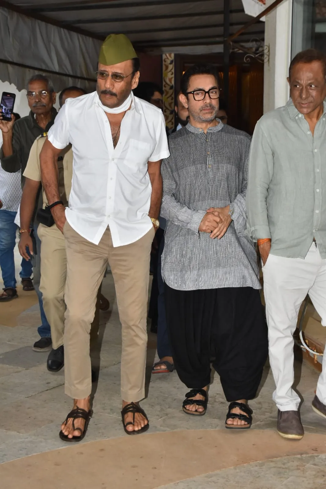इस प्रेयर मीट पर आमिर खान एक्टर जैकी श्रॉफ के साथ बातचीत करते हुए भी दिखाई दिए.