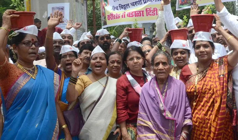 भगवान विठ्ठल मंदिर में आषाढ़ी एकादशी के अवसर पर बिंदी जुलूस में भाग लेते हुए भक्त