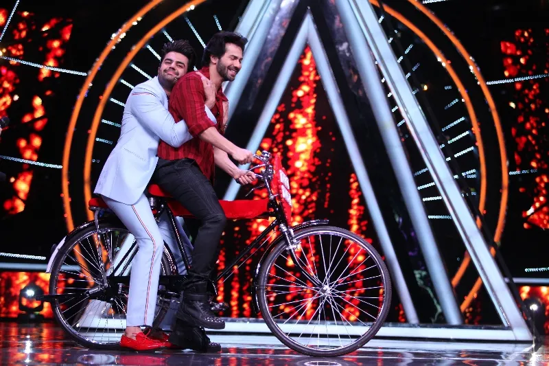 Varun Dhawan gives a ride to Maniesh Paul