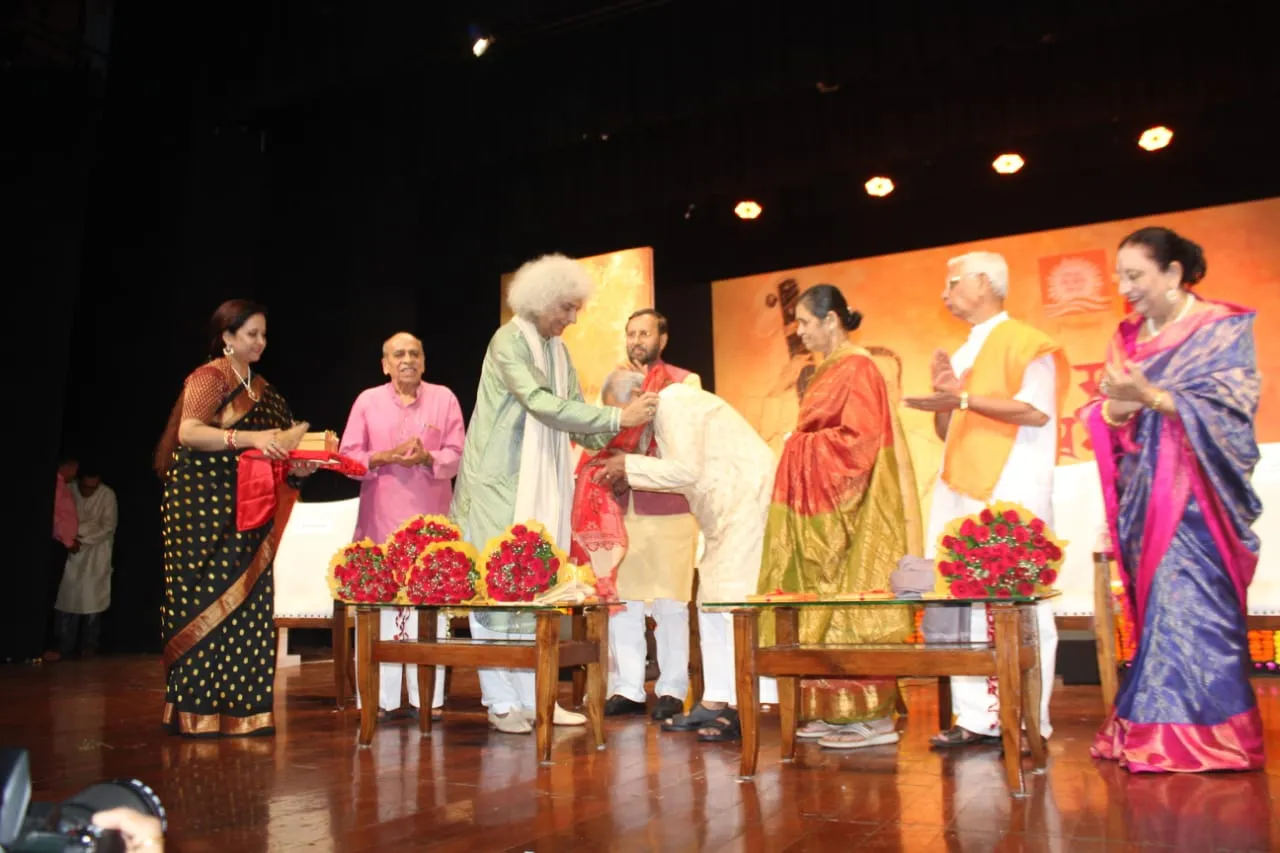 केंद्रीय मंत्री प्रकाश जावड़ेकर ने हिंदुस्तानी शास्त्रीय गायक पंडित प्रभाकर कारेकर के 75 वें जन्मदिन समारोह में भाग लिया