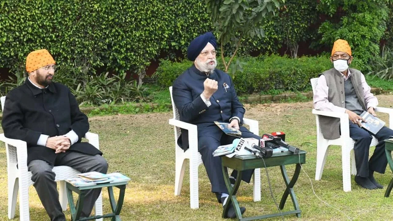 श्राी हरदीप सिंह पुरी के साथ श्राी प्रकाश जावड़ेकर ने ‘पीएम मोदी और उनकी सरकार की सिखों के साथ खास रिश्ते’ पर एक पुस्तक का विमोचन किया
