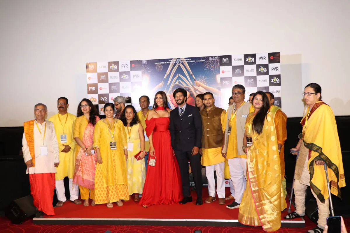 सोनम कपूर और दलकीर सलमान ने मुंबई में लॉन्च किया अपनी फिल्म द जोया फैक्टर का ट्रेलर