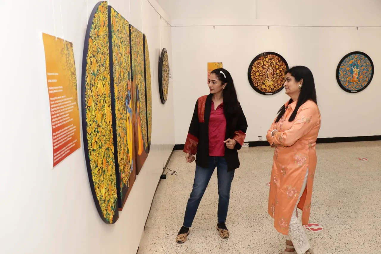 जहांगीर आर्ट गैलरी ने कानन खांट की पेंटिंग प्रदर्शनी "माया" की मेजबानी की