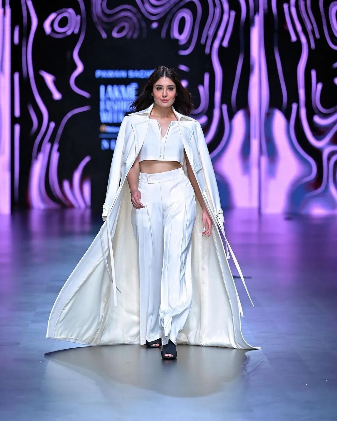 जाने कैसे फेंस को Lakmé Fashion Week में Kiara Advani, Vijay Varma, Kritika Kamra द्वारा पहने गए ऑउटफिट से प्रेरित ऑउटफिट खरीदने का मौका मिला