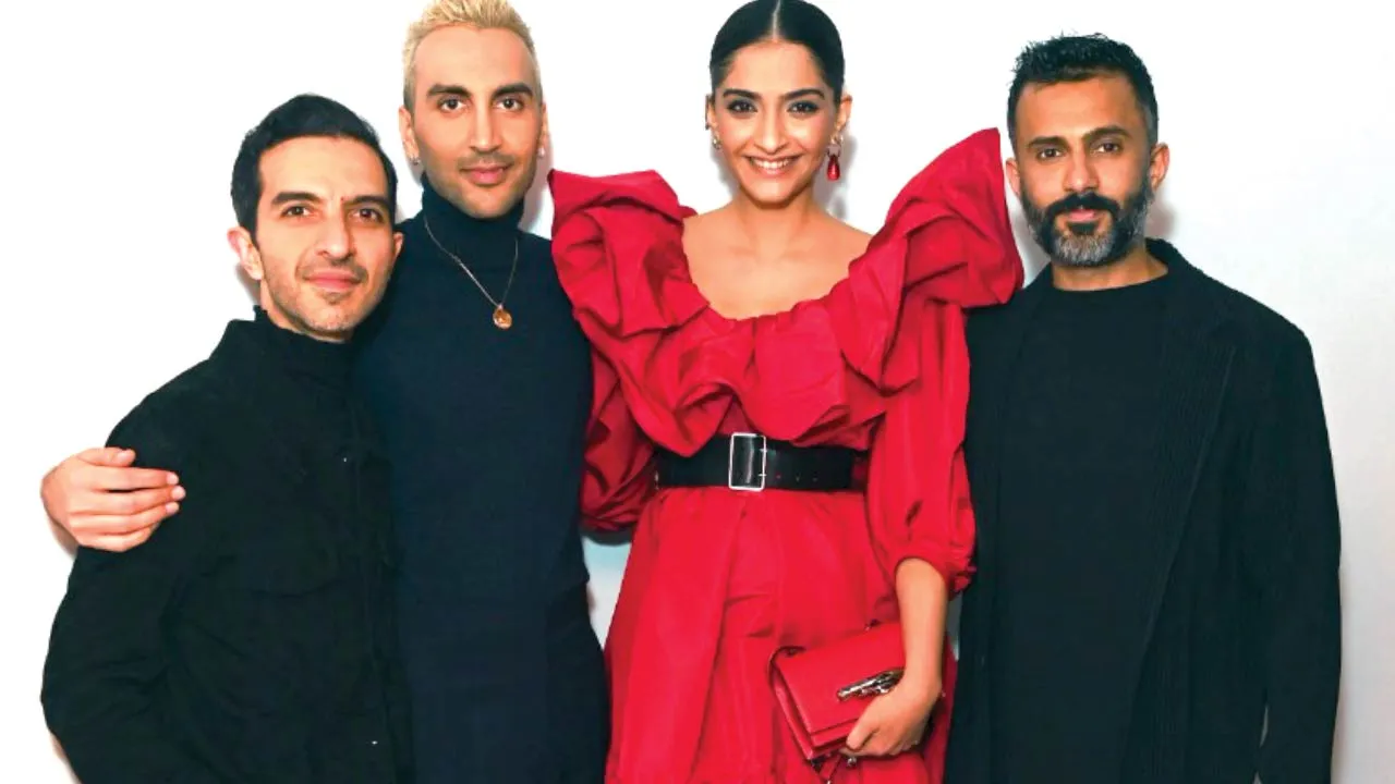 ‘द बीओएफ शो विद इमरान अमेड’ के लॉन्च के अवसर पर सोनम आहुजा ने पहनी अलेक्जेंडर मैक्वीन की पोशाक