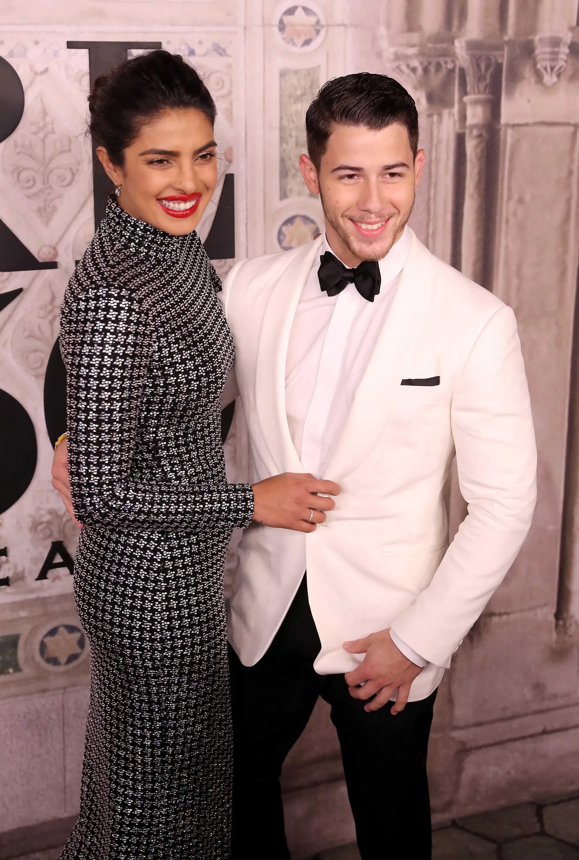 Priyanka Chopra shares photo with husband | प्रियंका चोपड़ा ने पति के साथ  शेयर की फोटो