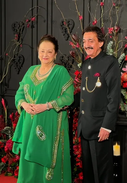 हिंदी सिनेमा की दिग्गज एक्ट्रेस सायरा बानो भी सोनाक्षी-जहीर को आशीर्वाद देने के लिए कपल के रिसेप्शन में पहुची. जिन्होंने ग्रीन कलर का सूट पहना था.