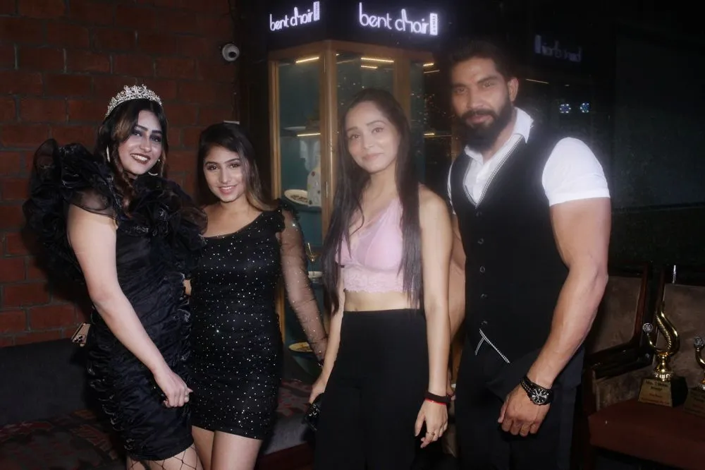वसीम कुरैशी के रिएलिटी शो "मिस्टर एंड मिस सेवन स्टे‌ट्स" की सफलता के जश्न में सोनू सूद हुए शामिल