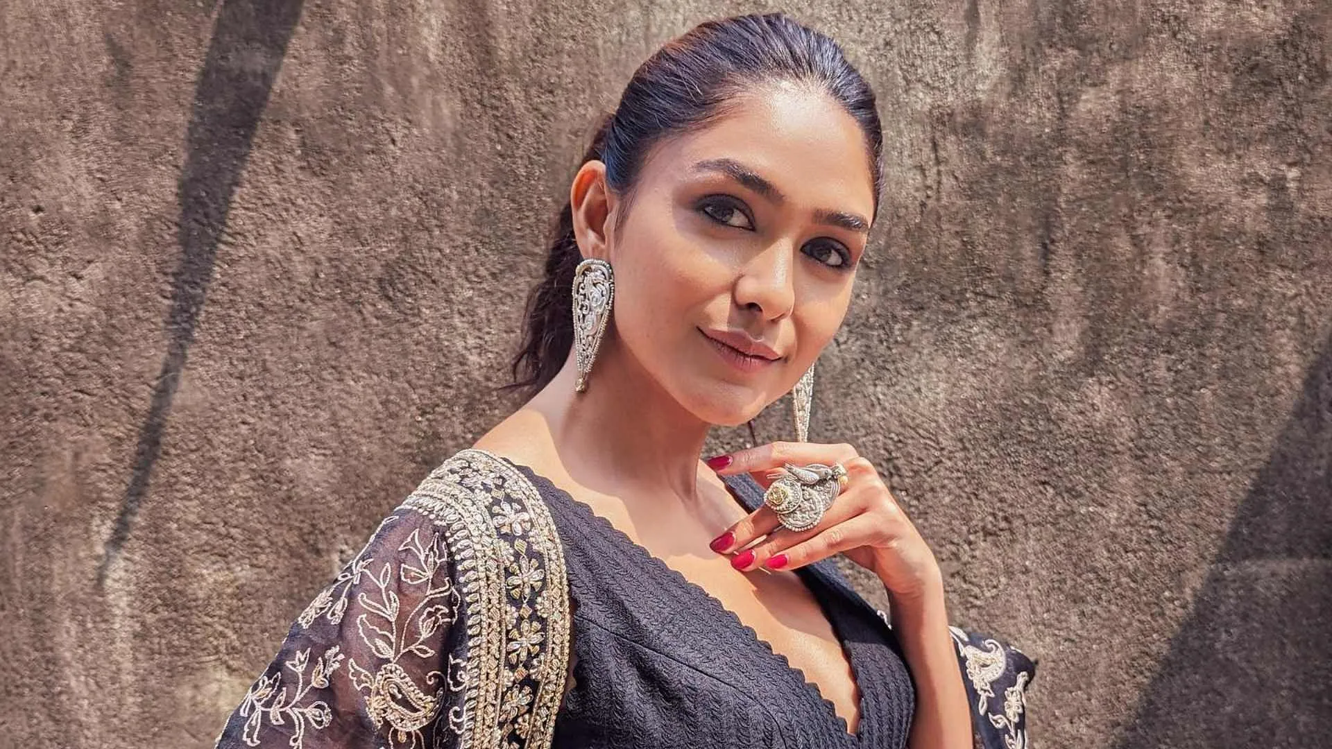 Mrunal Thakur Breaks Silence On Rumors Of Marriage With Telugu Actor  Actress Big Statement In Limelight - Entertainment News: Amar Ujala - Mrunal  Thakur:मृणाल ठाकुर ने तेलुगु अभिनेता संग शादी की अफवाहों