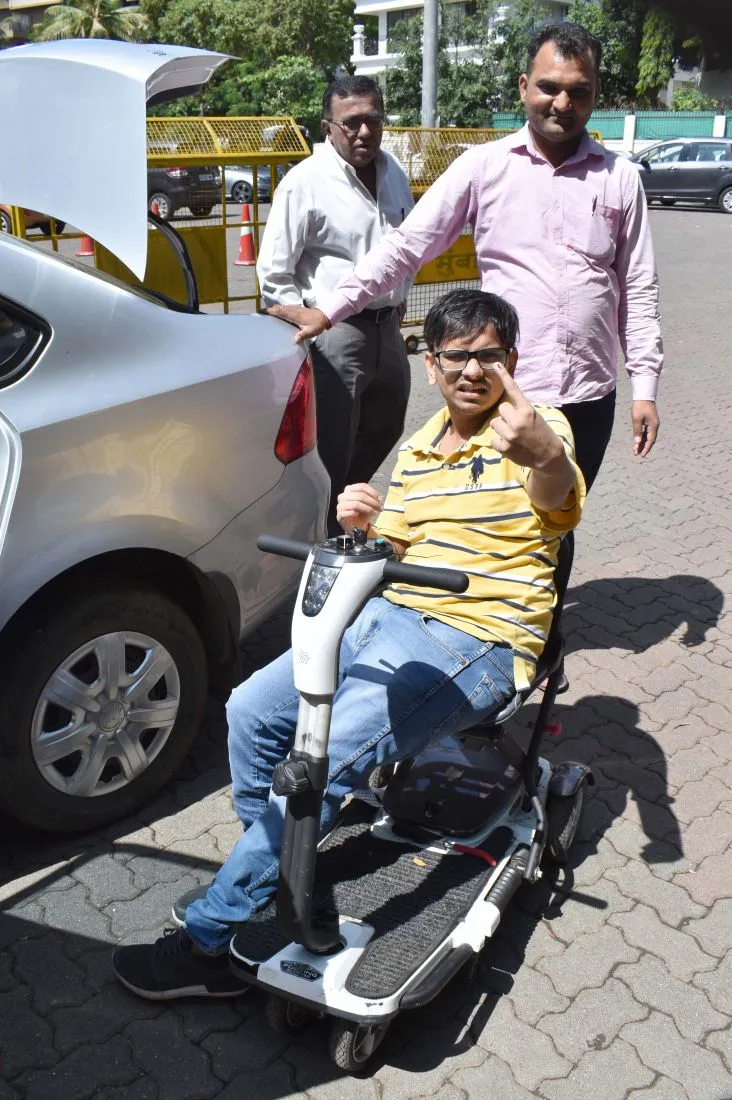 महाराष्ट्र विधानसभा चुनाव 2019 के दौरान बॉलीवुड स्टार्स ने वोट डाले
