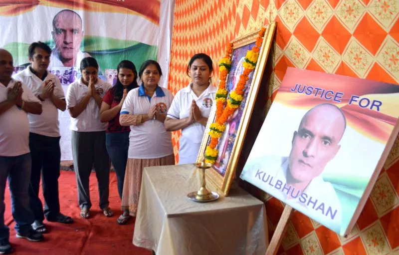 पूर्व नौसेना अधिकारी कुलभूषण जाधव के समर्थकों ने मुंबई में जाधव की मौत की सजा को निलंबित करने की मांग की