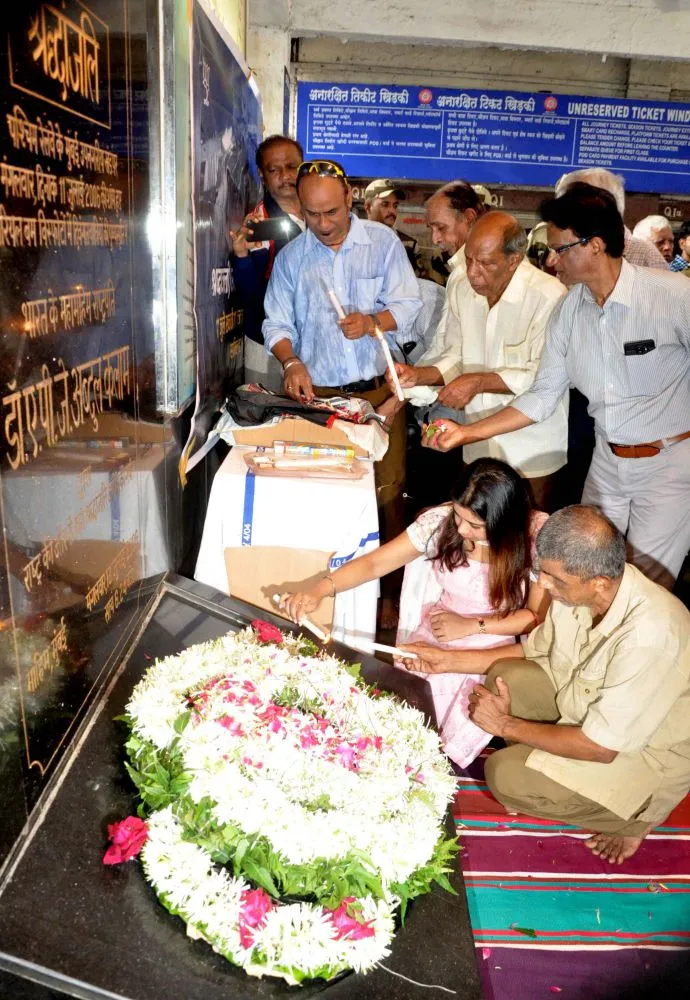 बीजेपी नेता किरीट सोमैया ने माहिम स्टेशन मुंबई ट्रेन ब्लास्ट की 13 वीं वर्षगांठ पर बम ब्लास्ट पीड़ितों को श्रद्धांजलि अर्पित की
