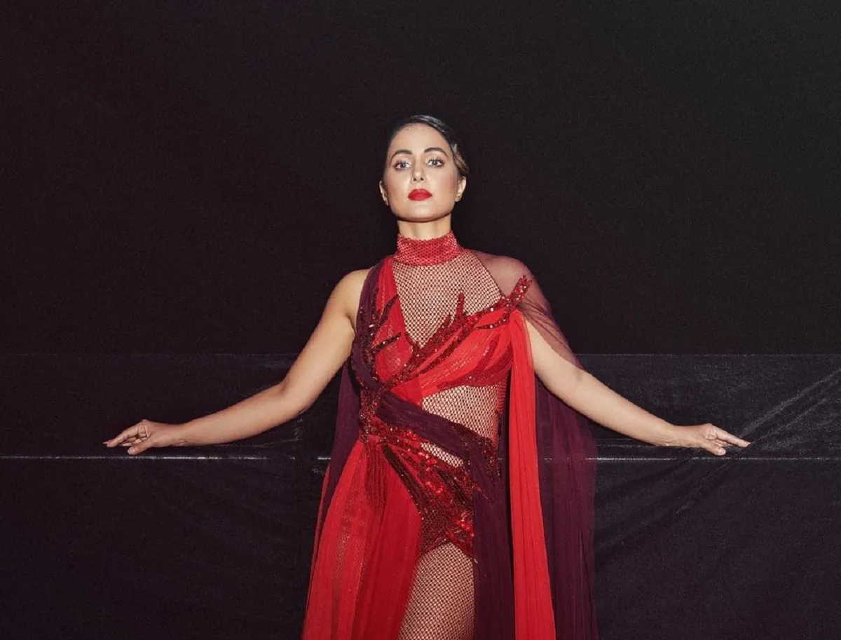 Actress Hina Khan looks sizzling hot in sexy red semi trasparent dress |  Hina Khan : रमजानच्या महिन्यात असे कपडे घालतेस? हिना खानवर टीकेचा भडिमार