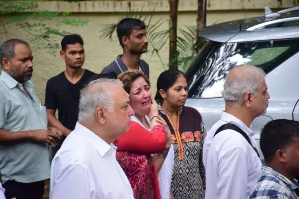 Photos: ऋतिक रोशन के नाना और मशहूर डायरेक्टर जे ओम प्रकाश के अंतिम संस्कार में शामिल हुए बॉलीवुड स्टार्स