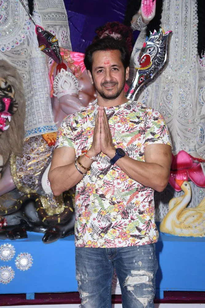 Photos: ‘कलर्स मलाड वेस्ट सरबोजोनिन दुर्गोत्सव 2019’ की षष्ठी पूजा में पहुंचे सेलेब्स