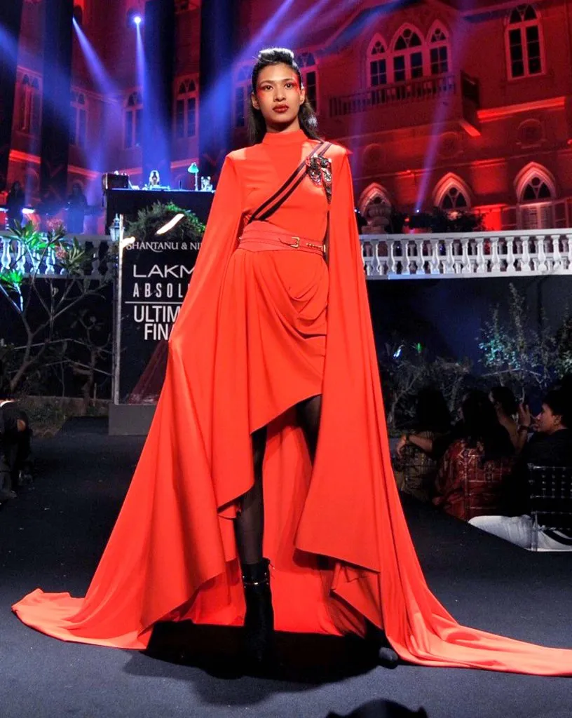 लैक्मे फैशन वीक के आखिरी दिन करीना कपूर खान ने रैंप पर दिखाया अपना जलवा