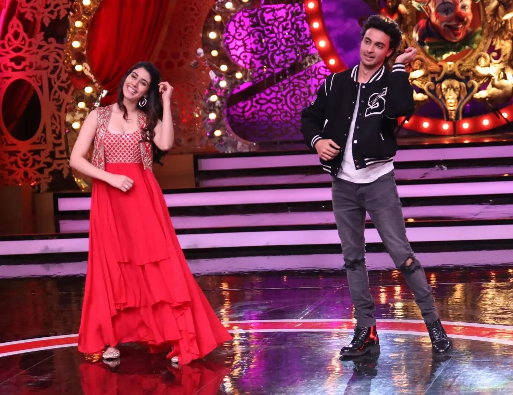 Warina Hussain and Aayush Sharma dancing on Comedy Circus