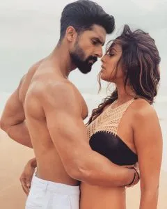 Nia Sharma ने शूटिंग के बीच गोवा में पिंक मोनोकिनी में कराया फोटो शूट