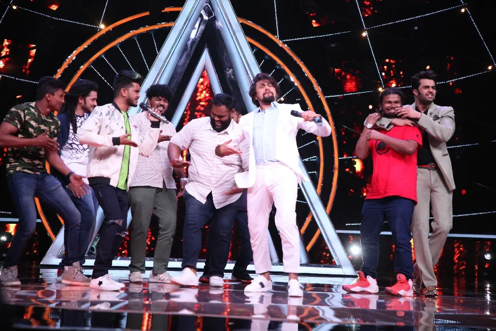 Sonu Nigam performs and dances on Bijuriya