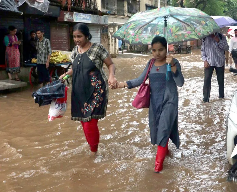 मुंबई में भारी बारिश की वजह से सड़कों पर भरे पानी में फंसी गाड़ियां
