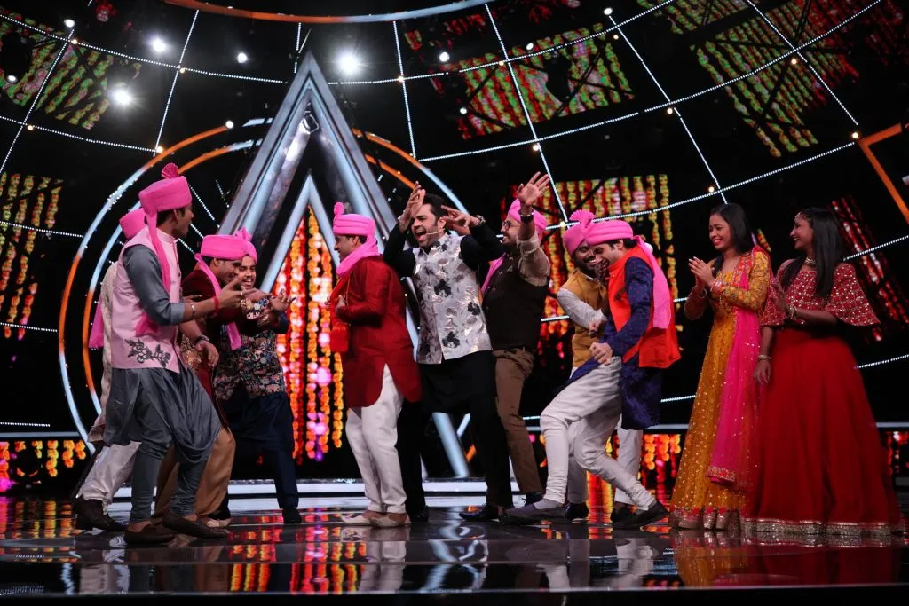 Contestants grooving with the host Maniesh Paul