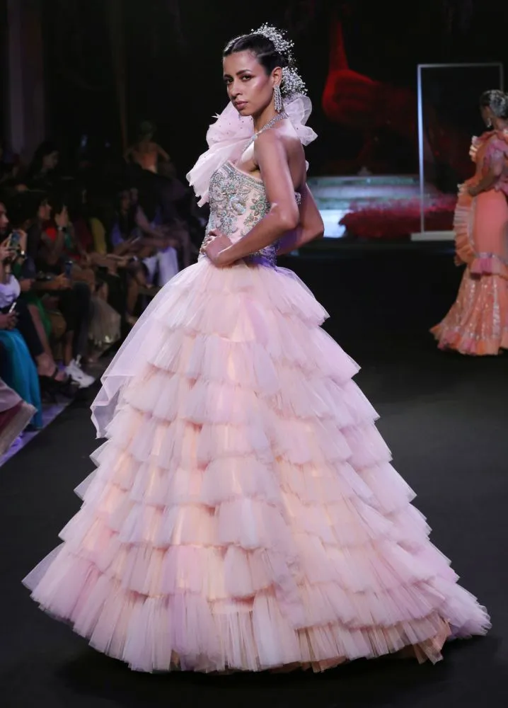 FDCI इंडिया कॉट्योर वीक 2019 में सुनीत वर्मा ने दिखाया अपना नया कलेक्शन अमारा