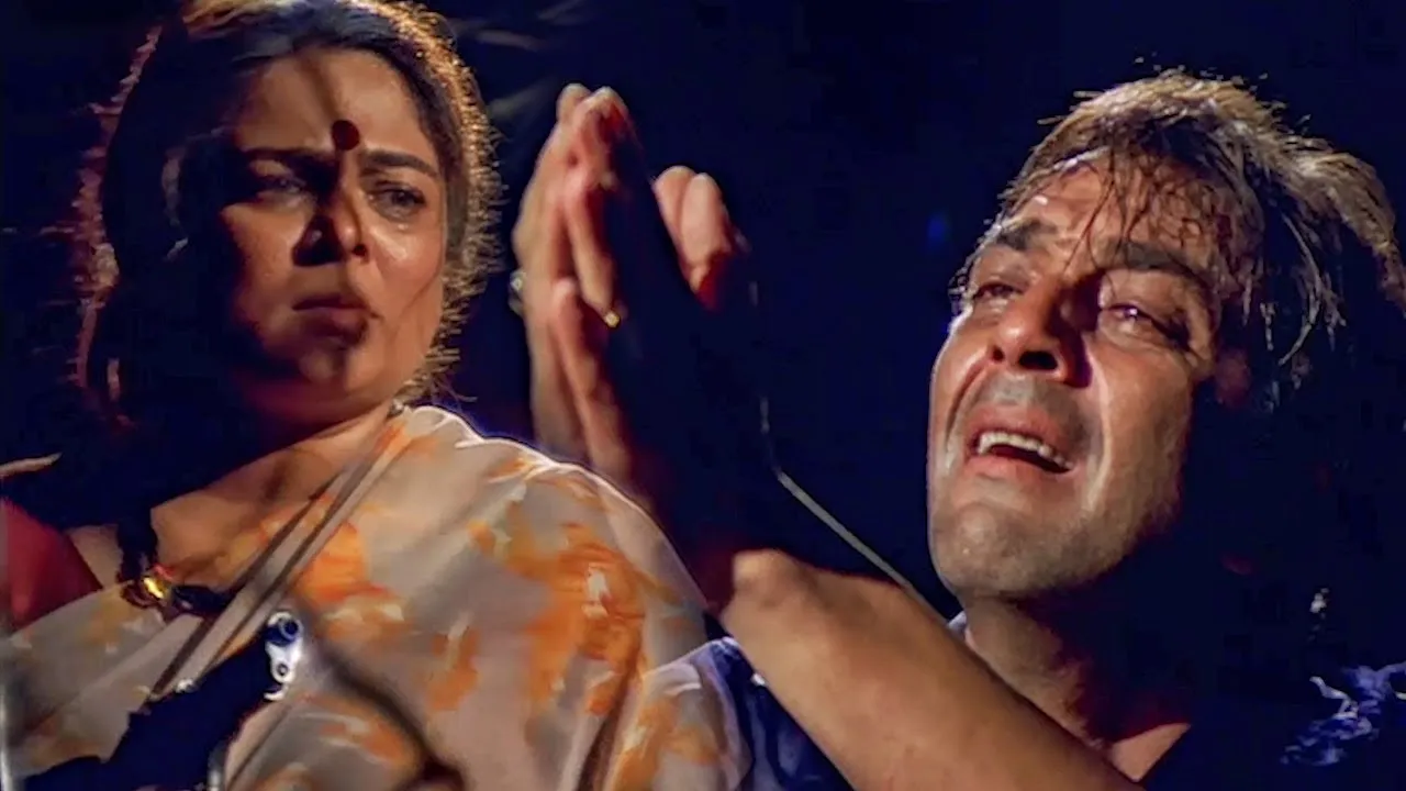 Reema Lagoo Kills Raghu Bhai | Vaastav Ending Scene | Maa Ne Maara Apne ...