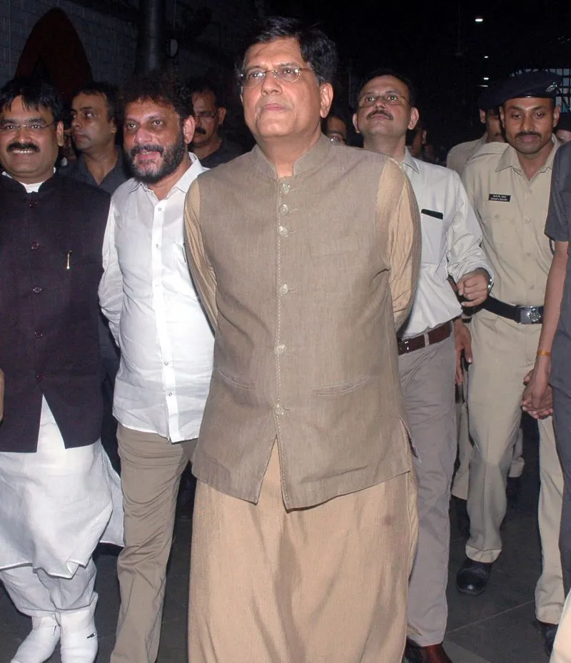 केंद्रीय रेल मंत्री पीयूष गोयल और बीजेपी नेता शाइना एनसी ने बीकुल्ला रेलवे स्टेशन हेरिटेज बहाली का उद्घाटन किया