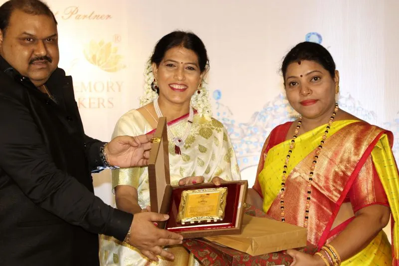 सेलेब्स ने मिस और मिसेज टियारा इंडिया के सेमीफाइनल में ठाणे के लैंडमार्क कार्स में शिरकत की 