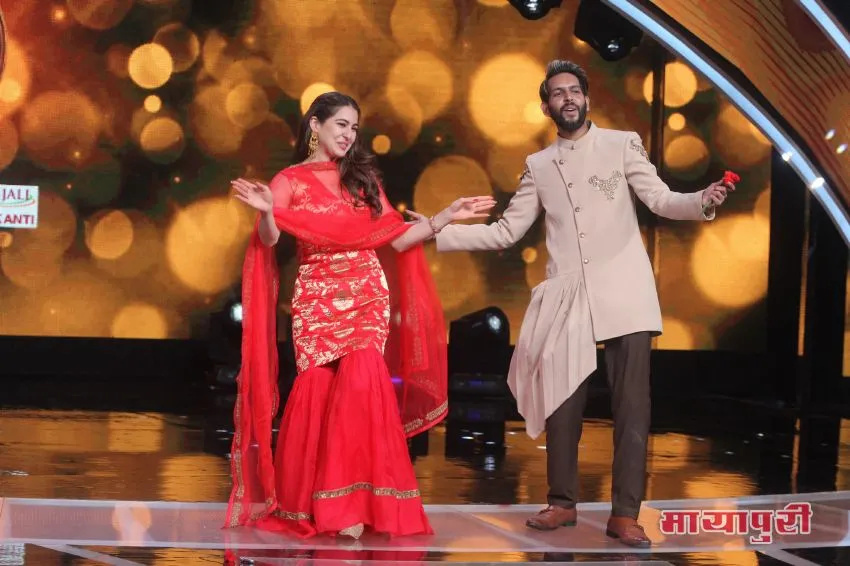 Sara Ali Khan dancing with contestant Sahil Solanki 