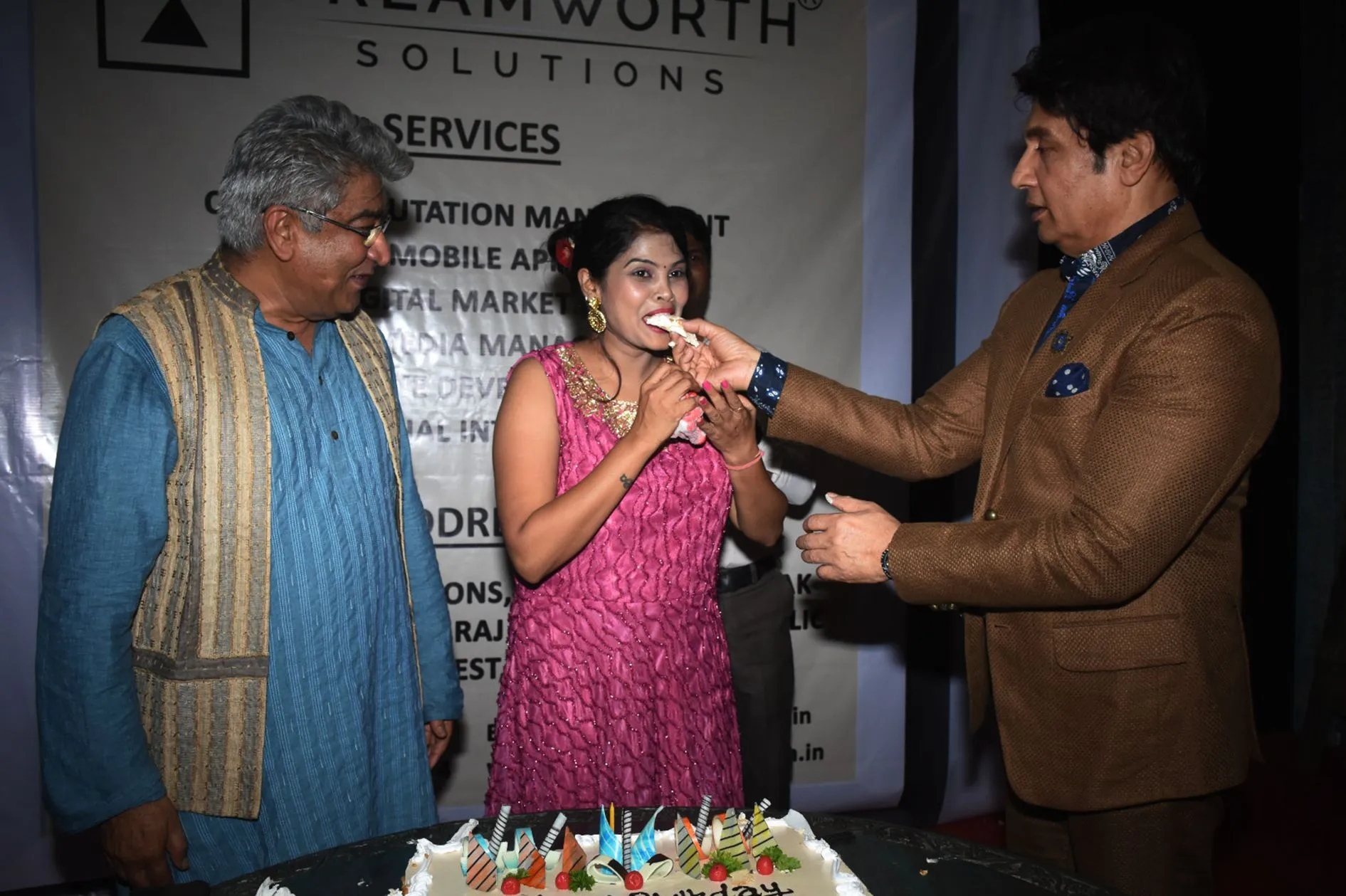 आनंद महेंद्रू, पापोन, शेखर सुमन और इस्माइल दरबार ने अनाथ लड़की सुलक्षणा का जन्मदिन मनाया